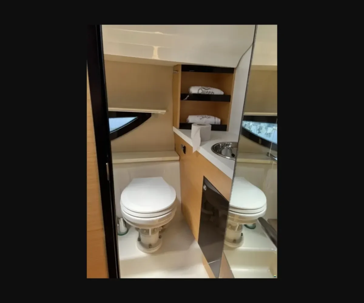 CRANCHI ENDURANCE INTERIOR (10)