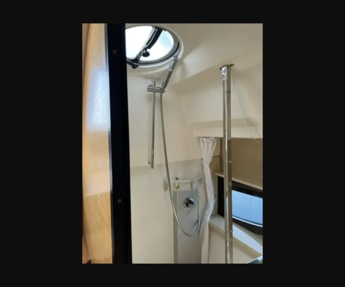 CRANCHI ENDURANCE INTERIOR (11)