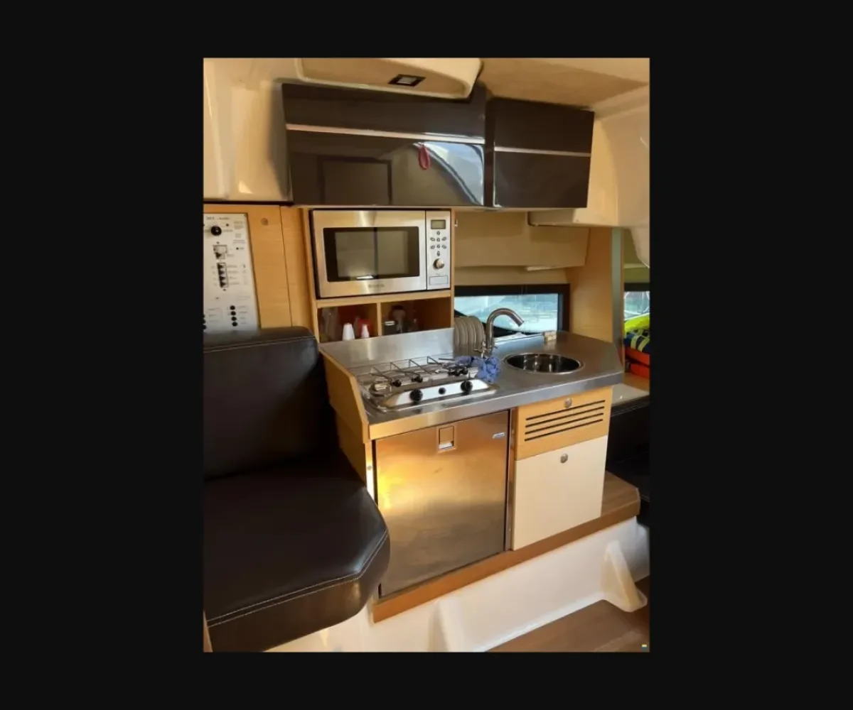 CRANCHI ENDURANCE INTERIOR (12)