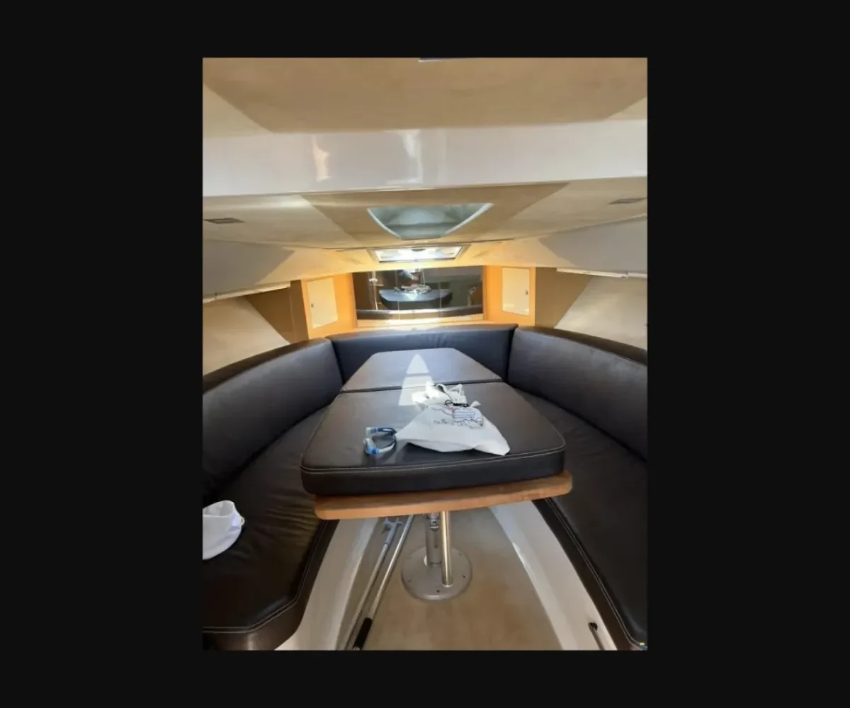 CRANCHI ENDURANCE INTERIOR (2)