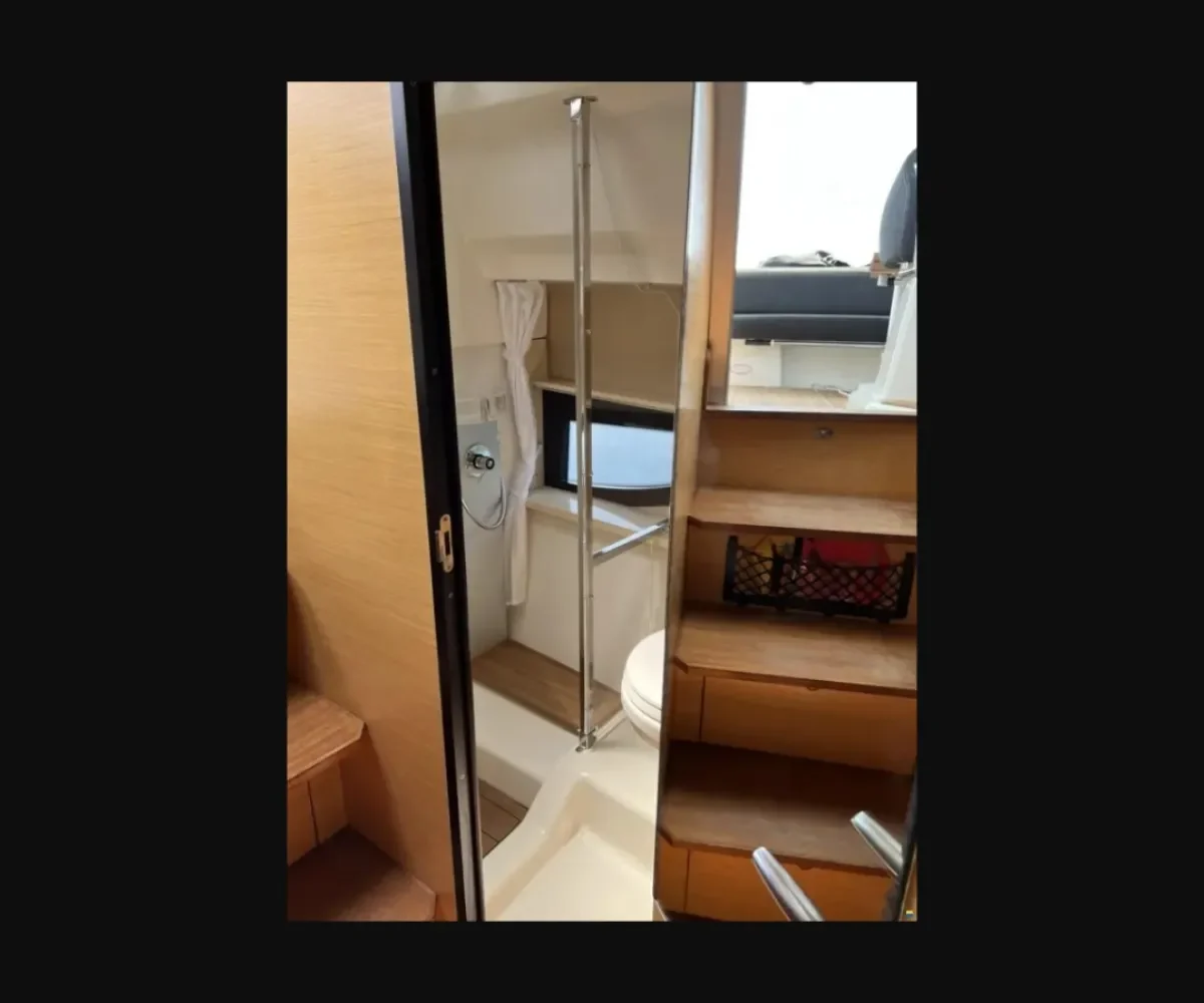 CRANCHI ENDURANCE INTERIOR (4)