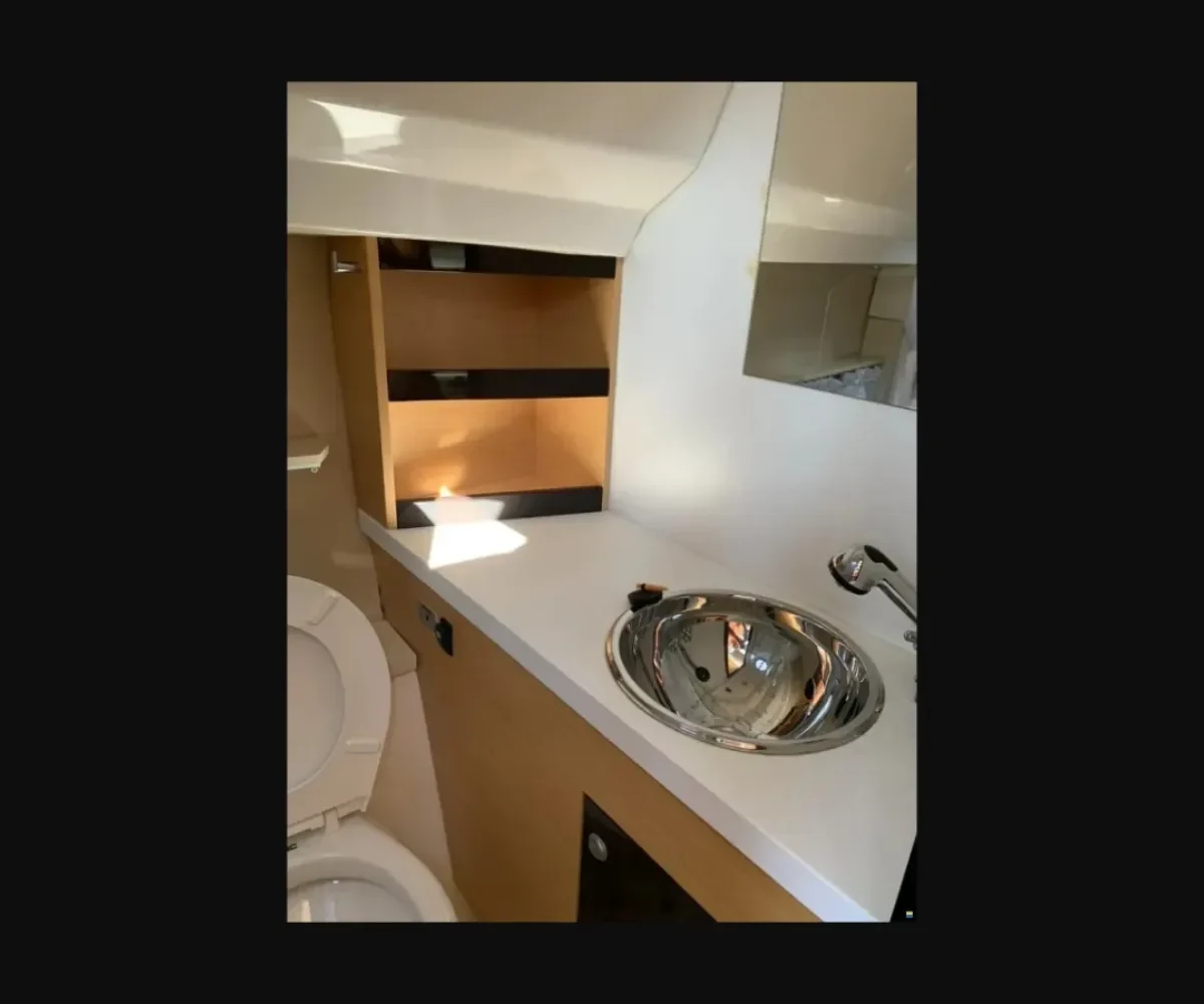 CRANCHI ENDURANCE INTERIOR (5)