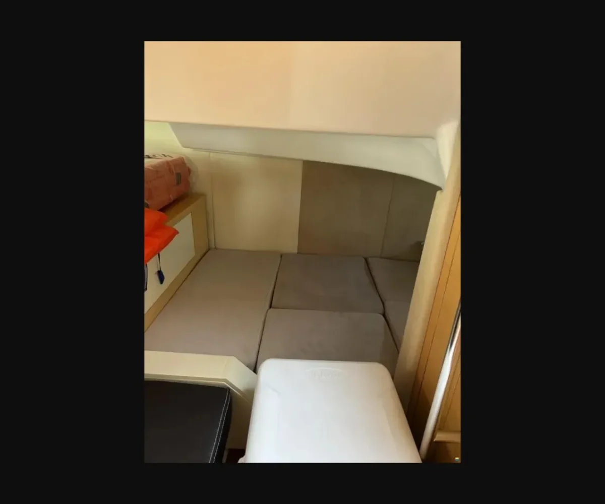 CRANCHI ENDURANCE INTERIOR (8)