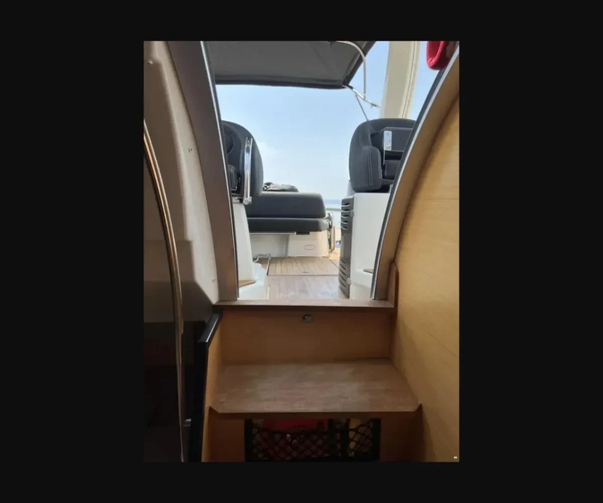 CRANCHI ENDURANCE INTERIOR (9)