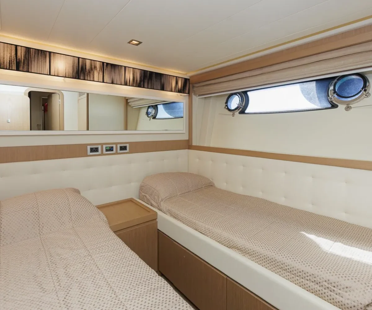 FERRETTI 750 INTERIOR (10)