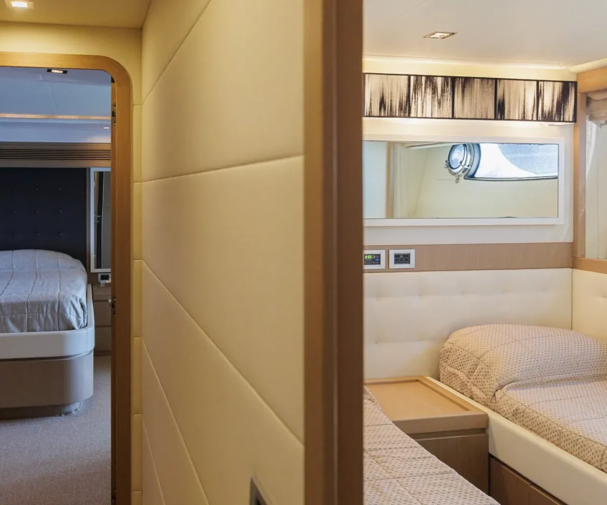 FERRETTI 750 INTERIOR (11)