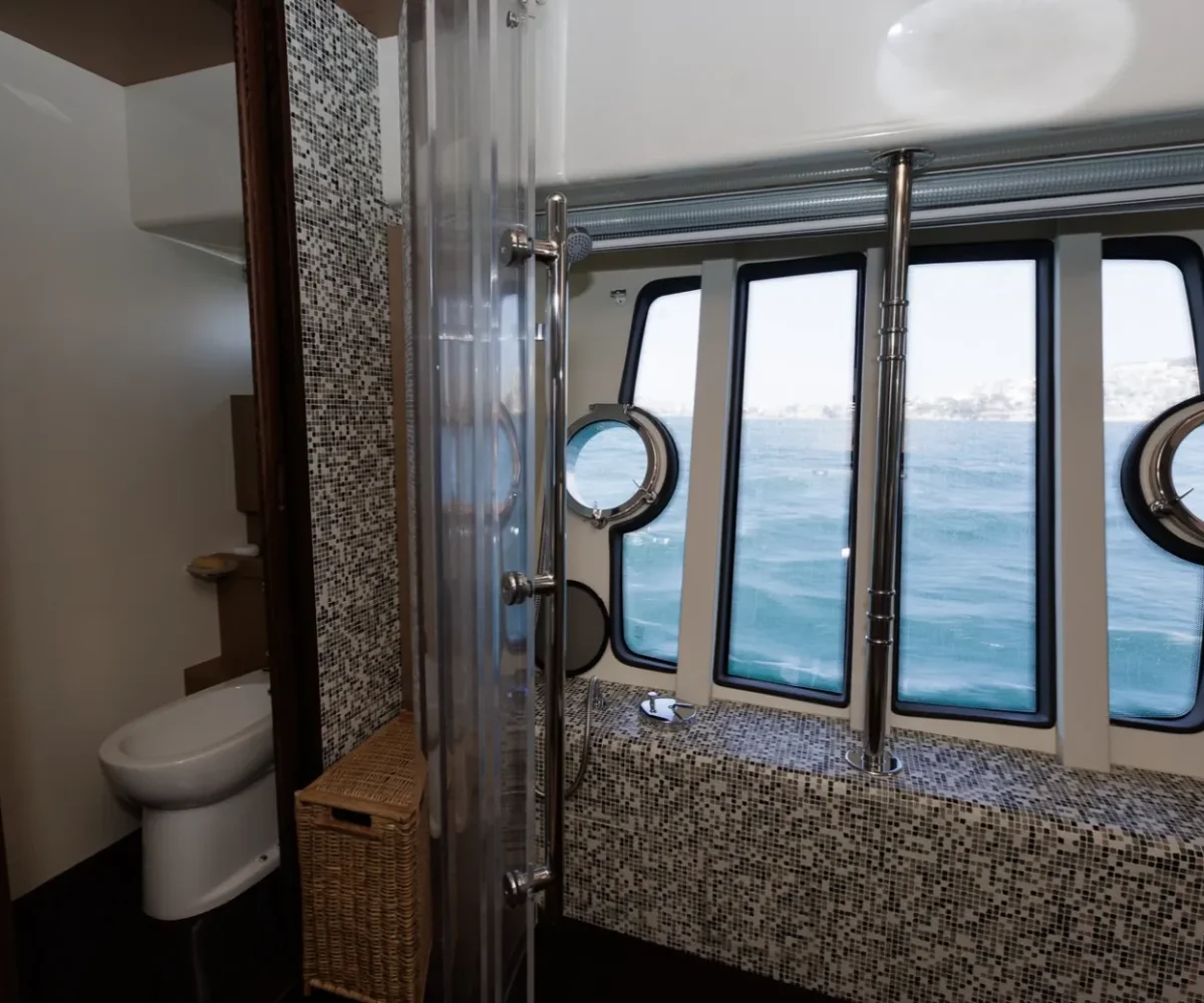 FERRETTI 750 INTERIOR (12)