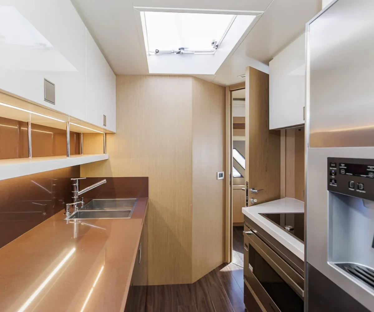 FERRETTI 750 INTERIOR (15)