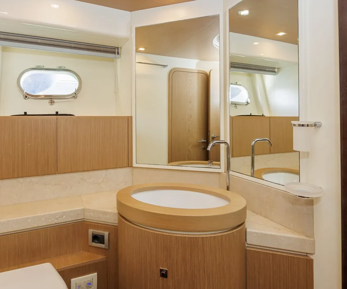 FERRETTI 750 INTERIOR (16)