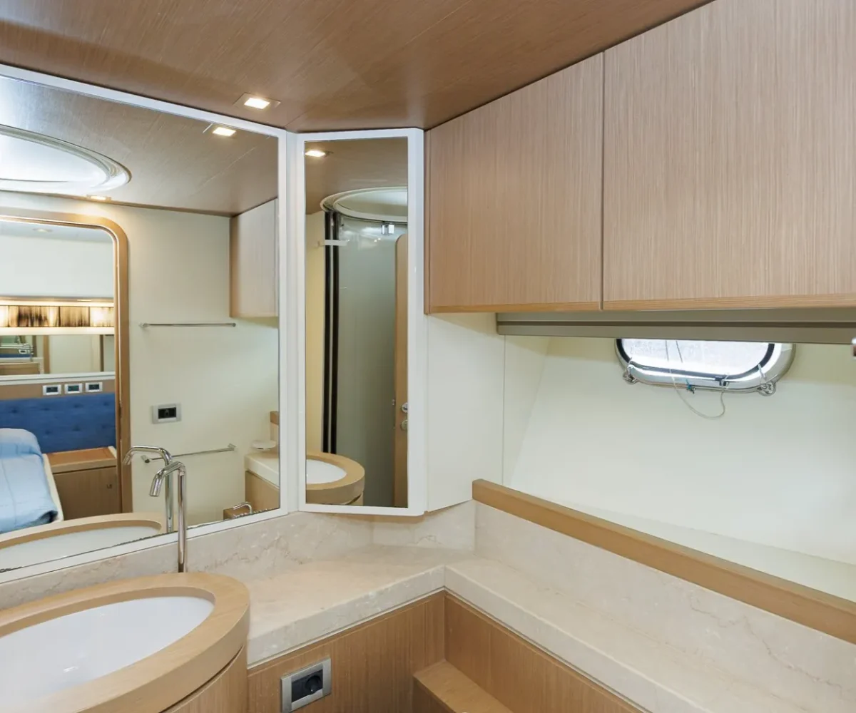 FERRETTI 750 INTERIOR (17)