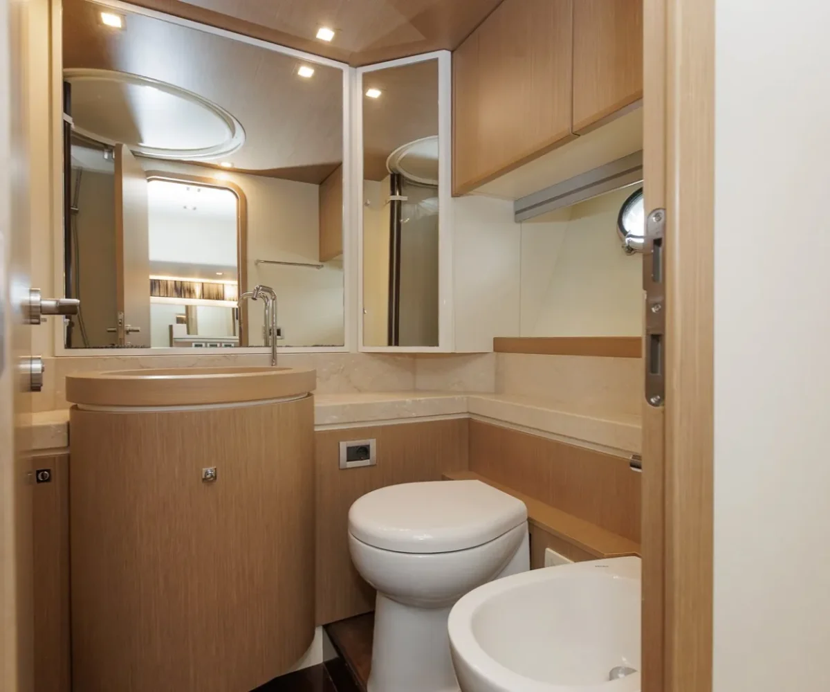 FERRETTI 750 INTERIOR (18)