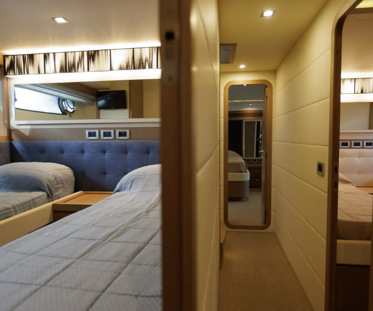 FERRETTI 750 INTERIOR (20)