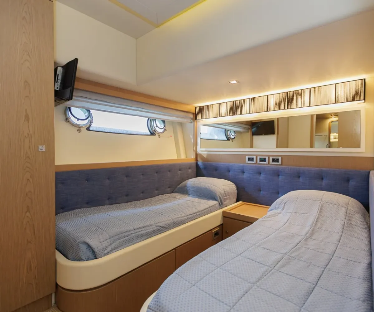 FERRETTI 750 INTERIOR (21)