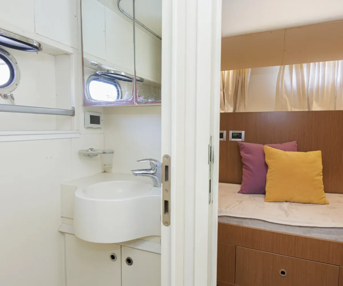 FERRETTI 750 INTERIOR (26)