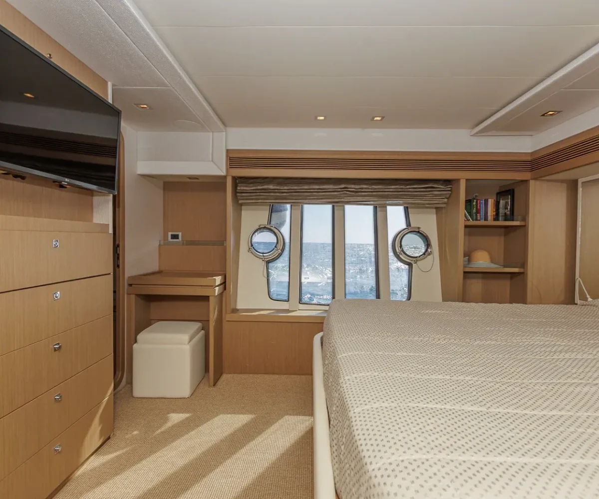 FERRETTI 750 INTERIOR (7)