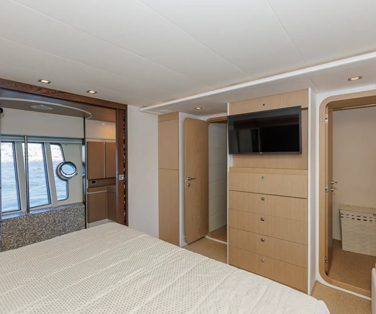 FERRETTI 750 INTERIOR (8)