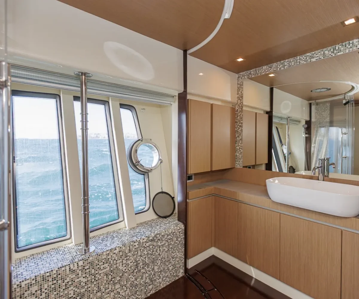 FERRETTI 750 INTERIOR (9)