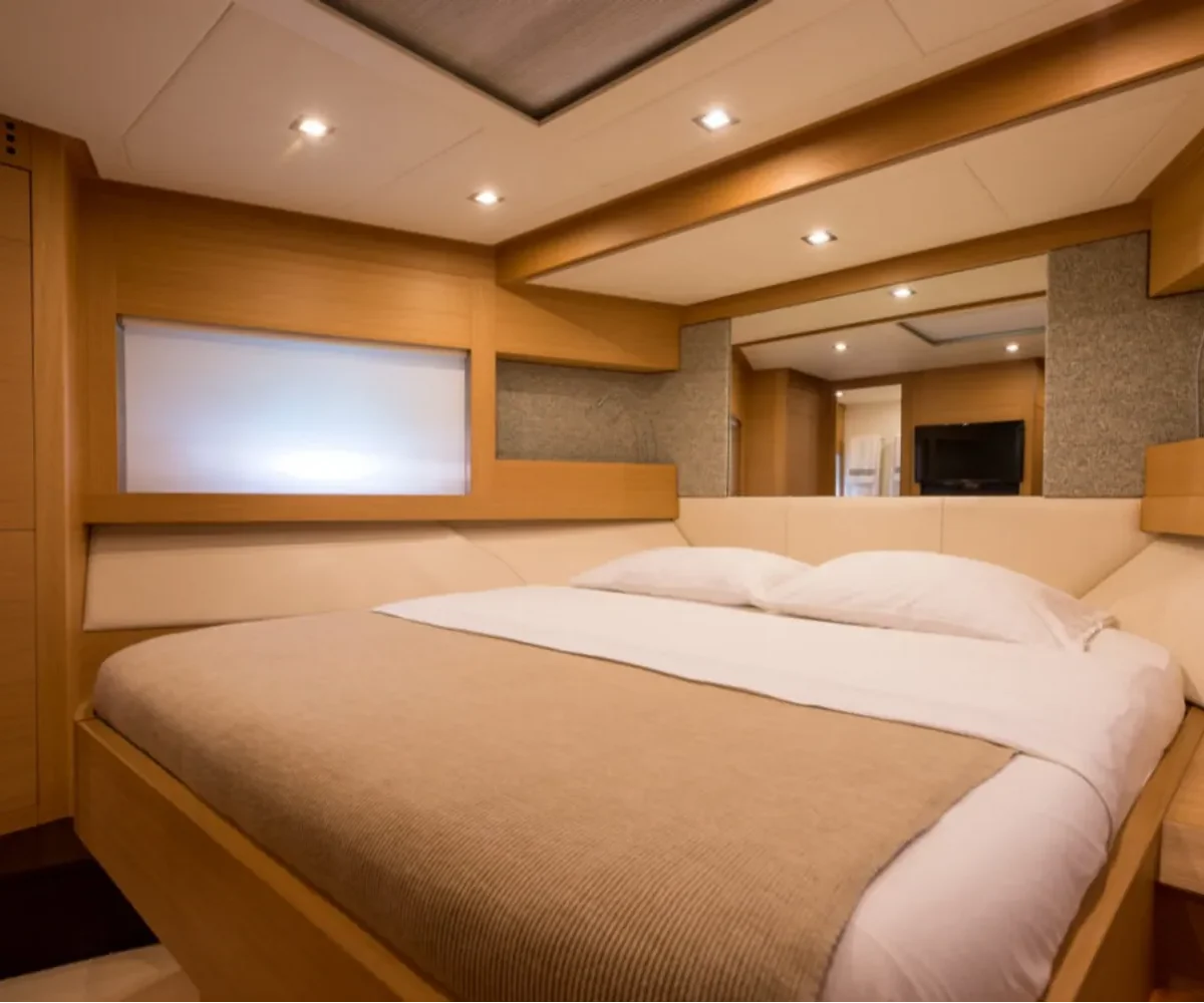 PERSHING 64#06 INTERIOR (12)