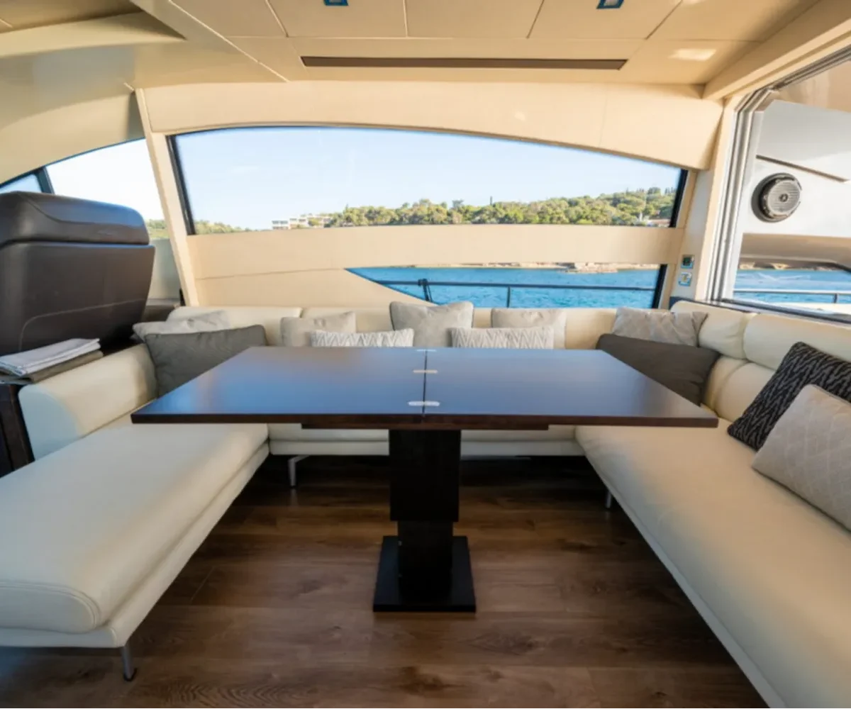 PERSHING 64#06 INTERIOR (4)