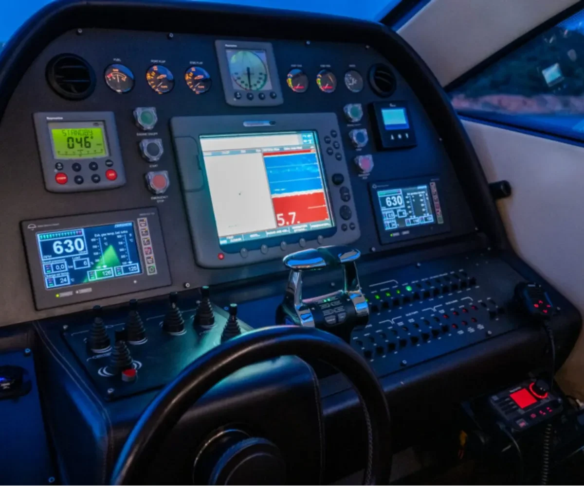 PERSHING 64#06 INTERIOR (5)