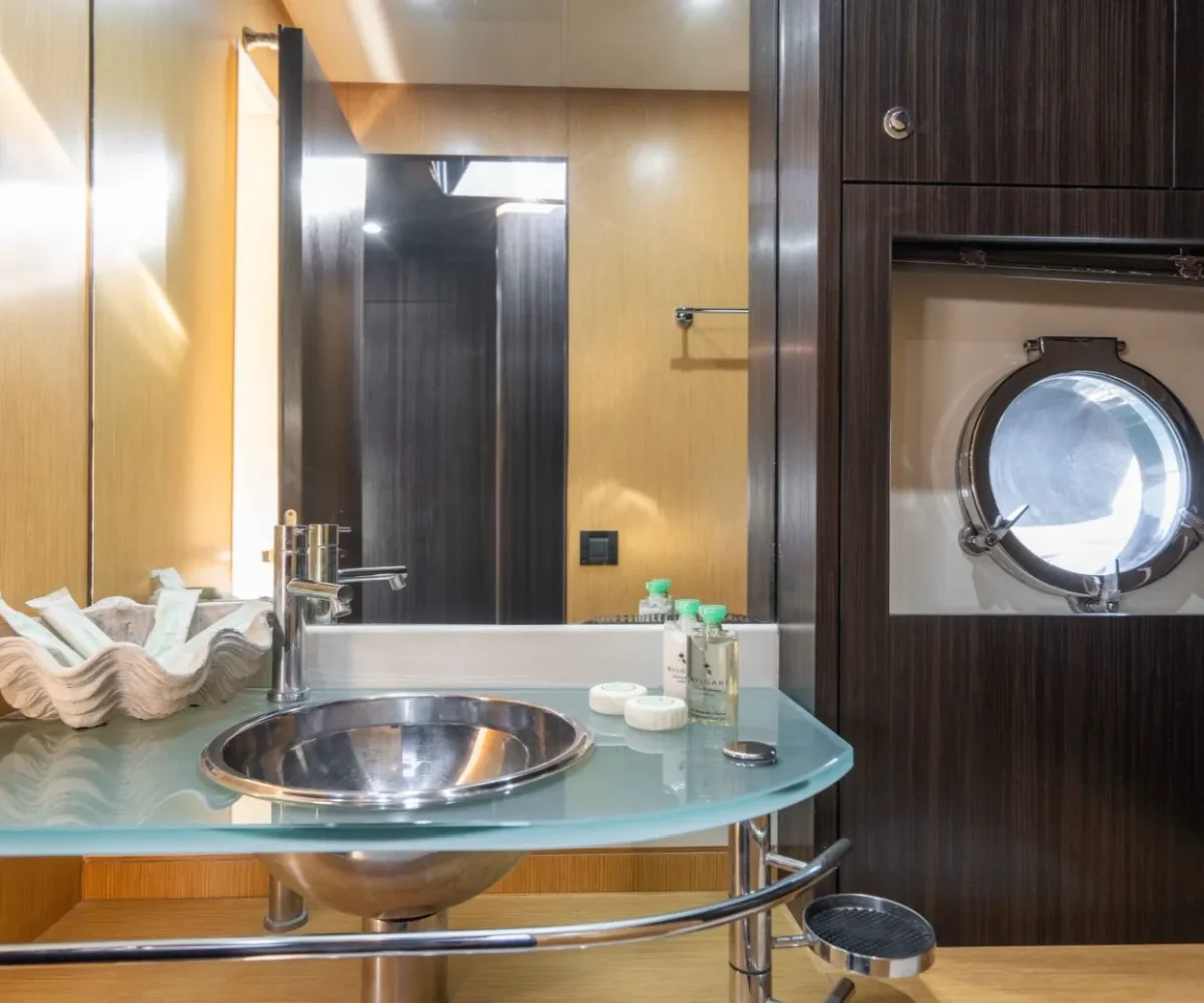 RIVA 63 VENTIGO INTERIOR (11)