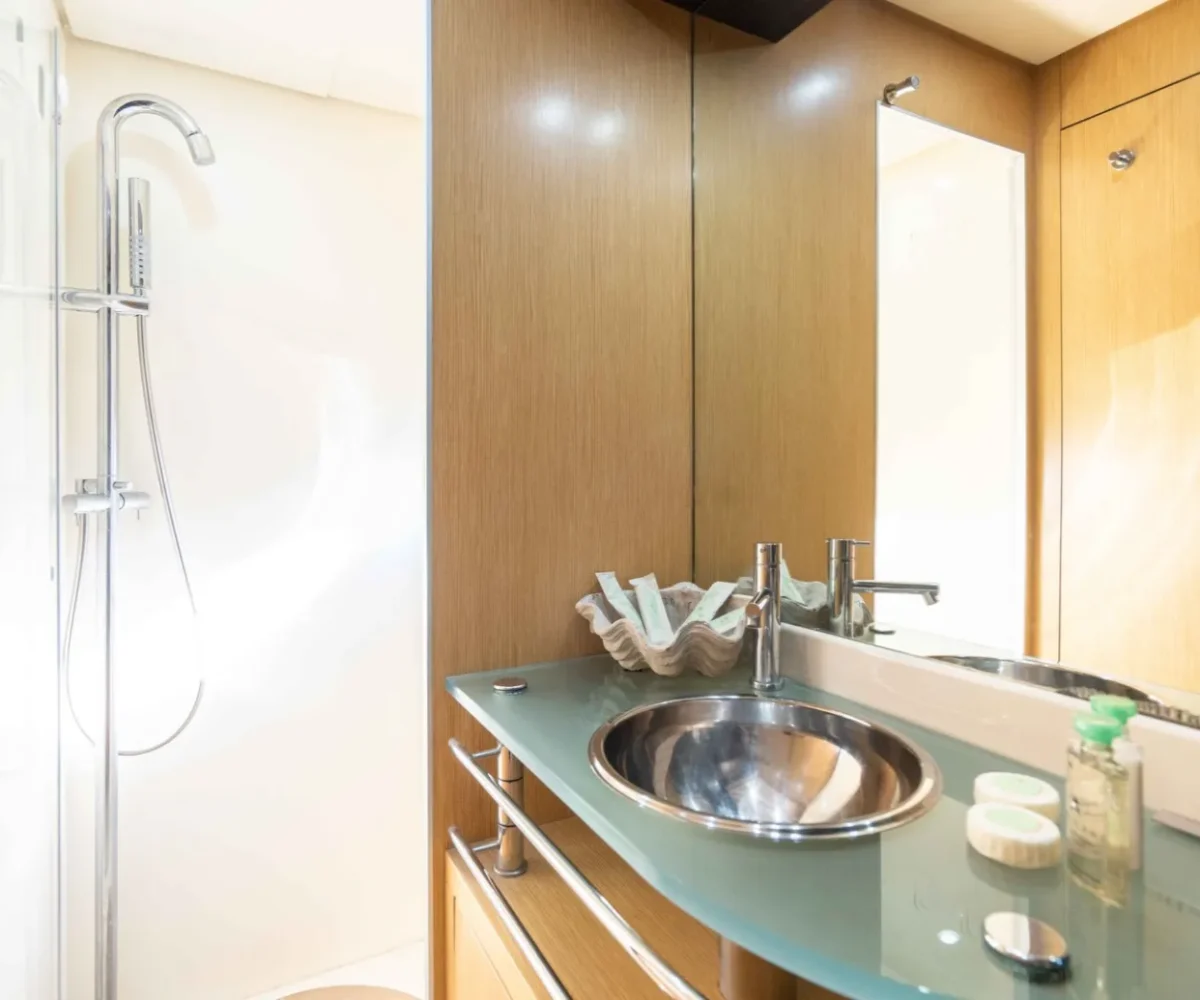 RIVA 63 VENTIGO INTERIOR (14)