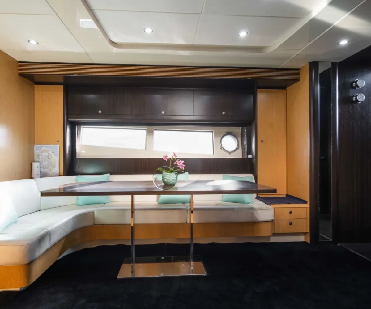 RIVA 63 VENTIGO INTERIOR (4)