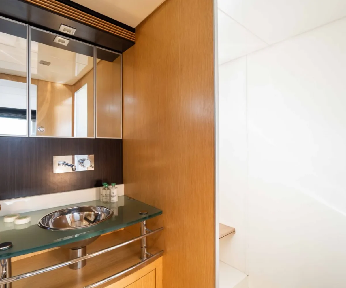 RIVA 63 VENTIGO INTERIOR (8)