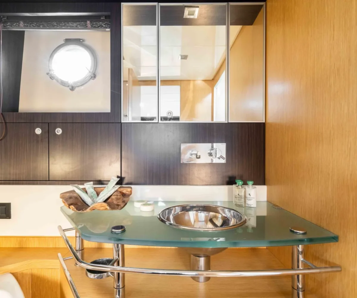 RIVA 63 VENTIGO INTERIOR (9)