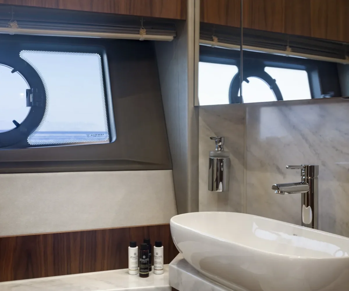 SUNSEEKER MANHATTAN 52 INTERIOR (11)