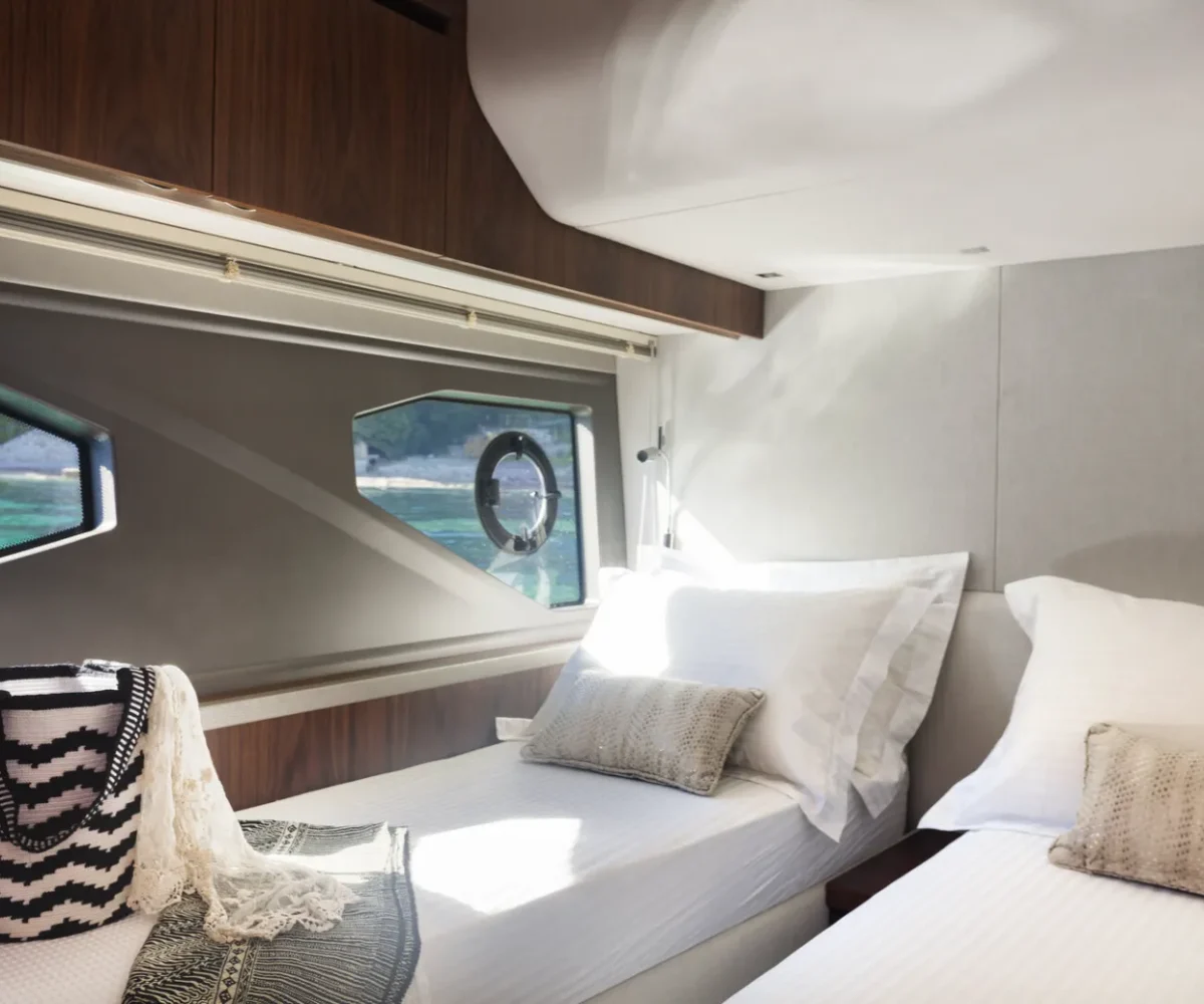 SUNSEEKER MANHATTAN 52 INTERIOR (6)