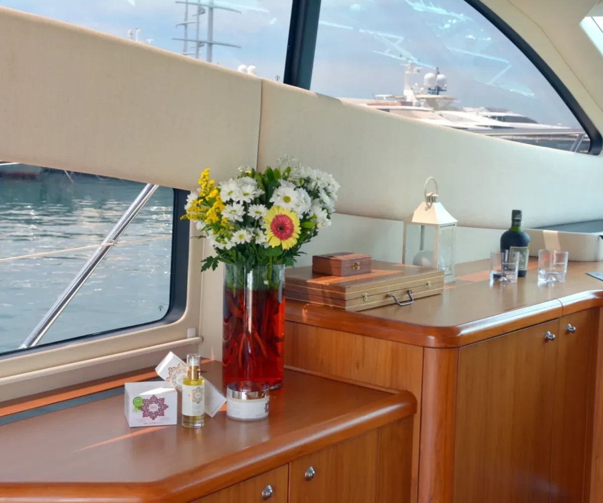 SUNSEEKER PREDATOR 62 INTERIOR (1)