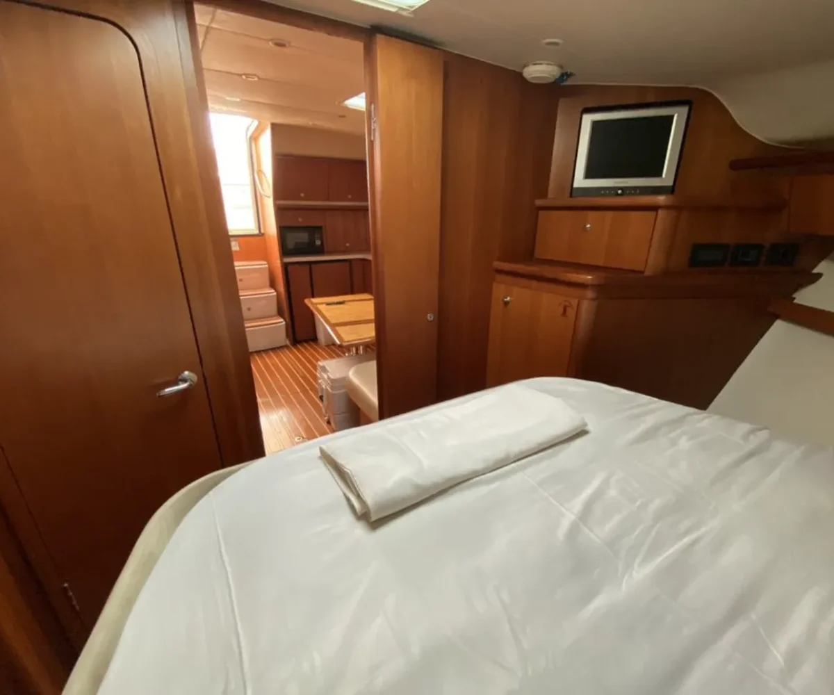 TIARA 42 INTERIOR (10)