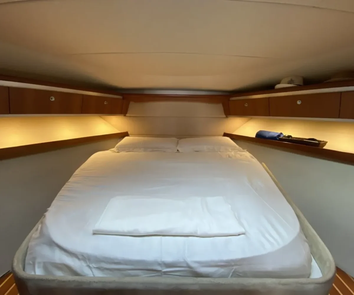 TIARA 42 INTERIOR (12)