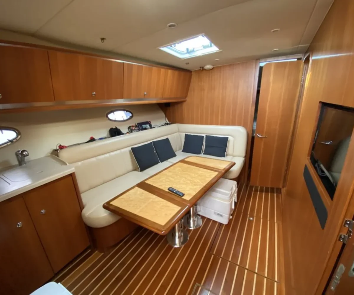 TIARA 42 INTERIOR (7)