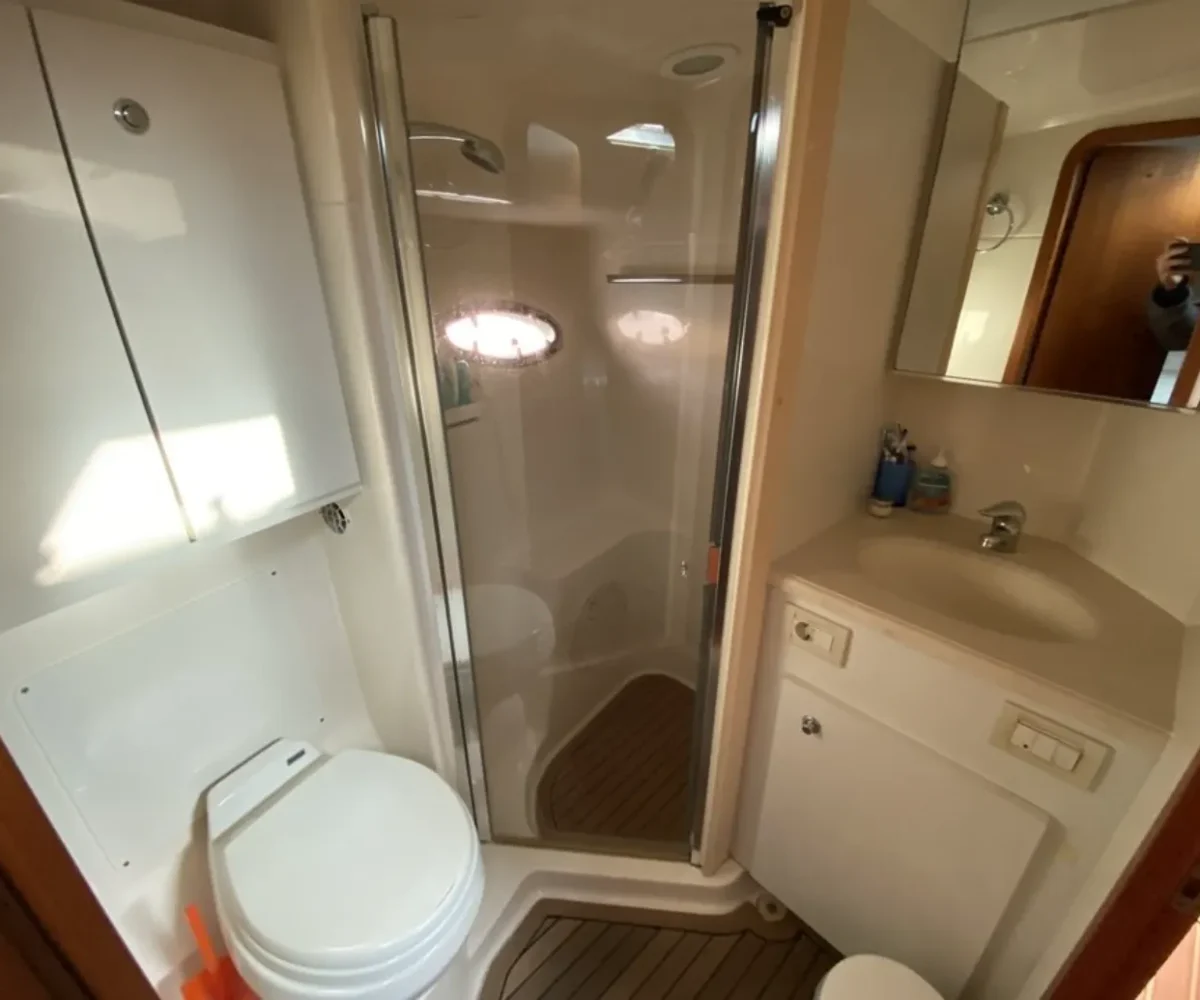 TIARA 42 INTERIOR (9)