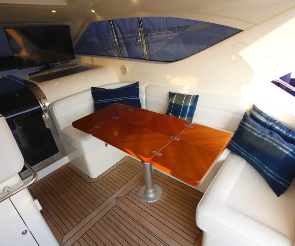 UNIESSE 57 INTERIOR (1)