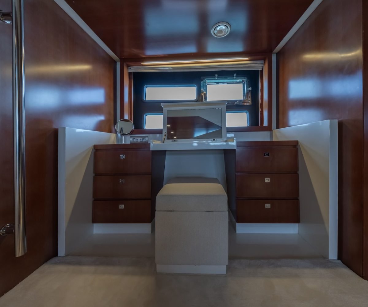 yachtImage_int_1050_27846