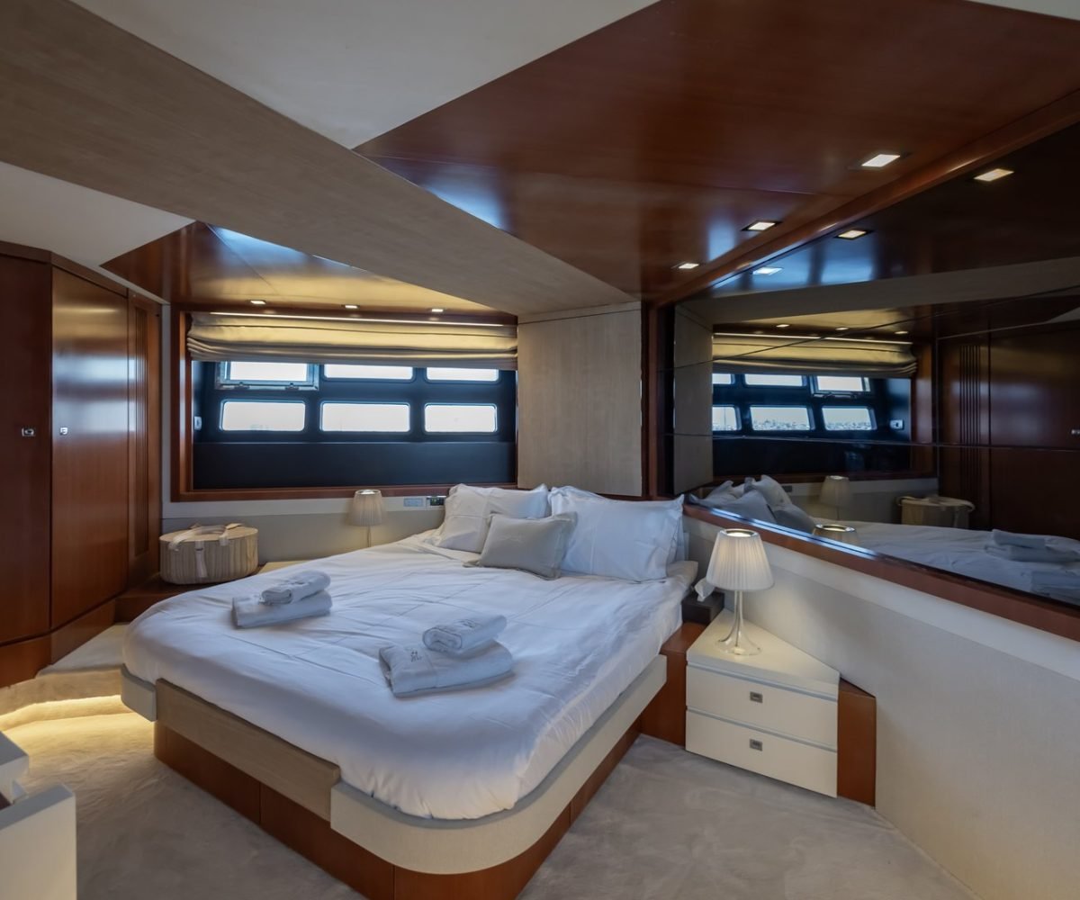 yachtImage_int_1050_27852