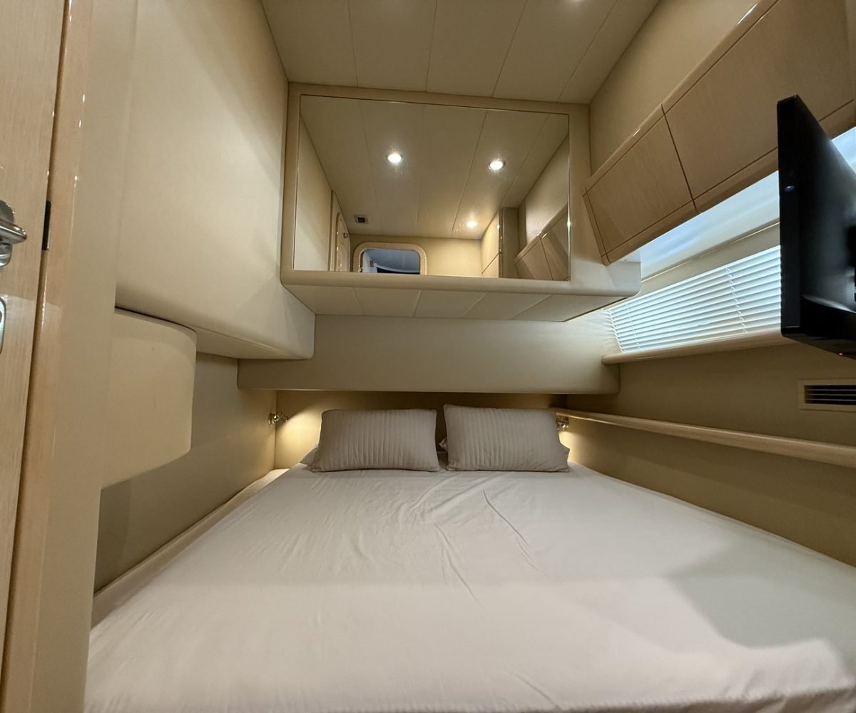 yachtImage_int_1080_29672