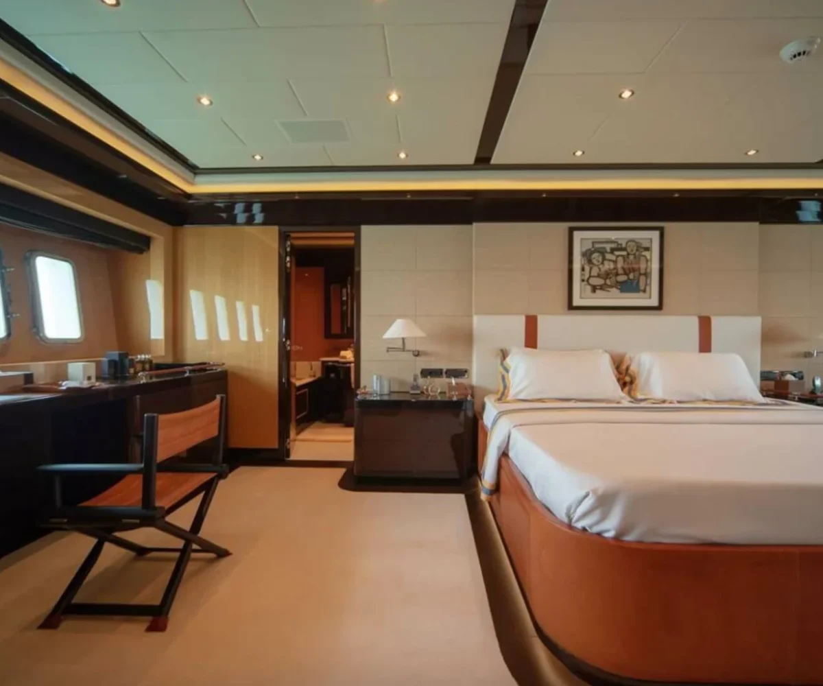 yachtImage_int_732_17235