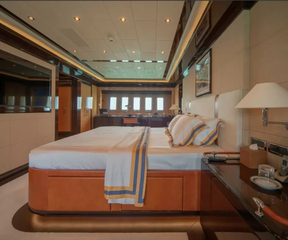 yachtImage_int_732_17236