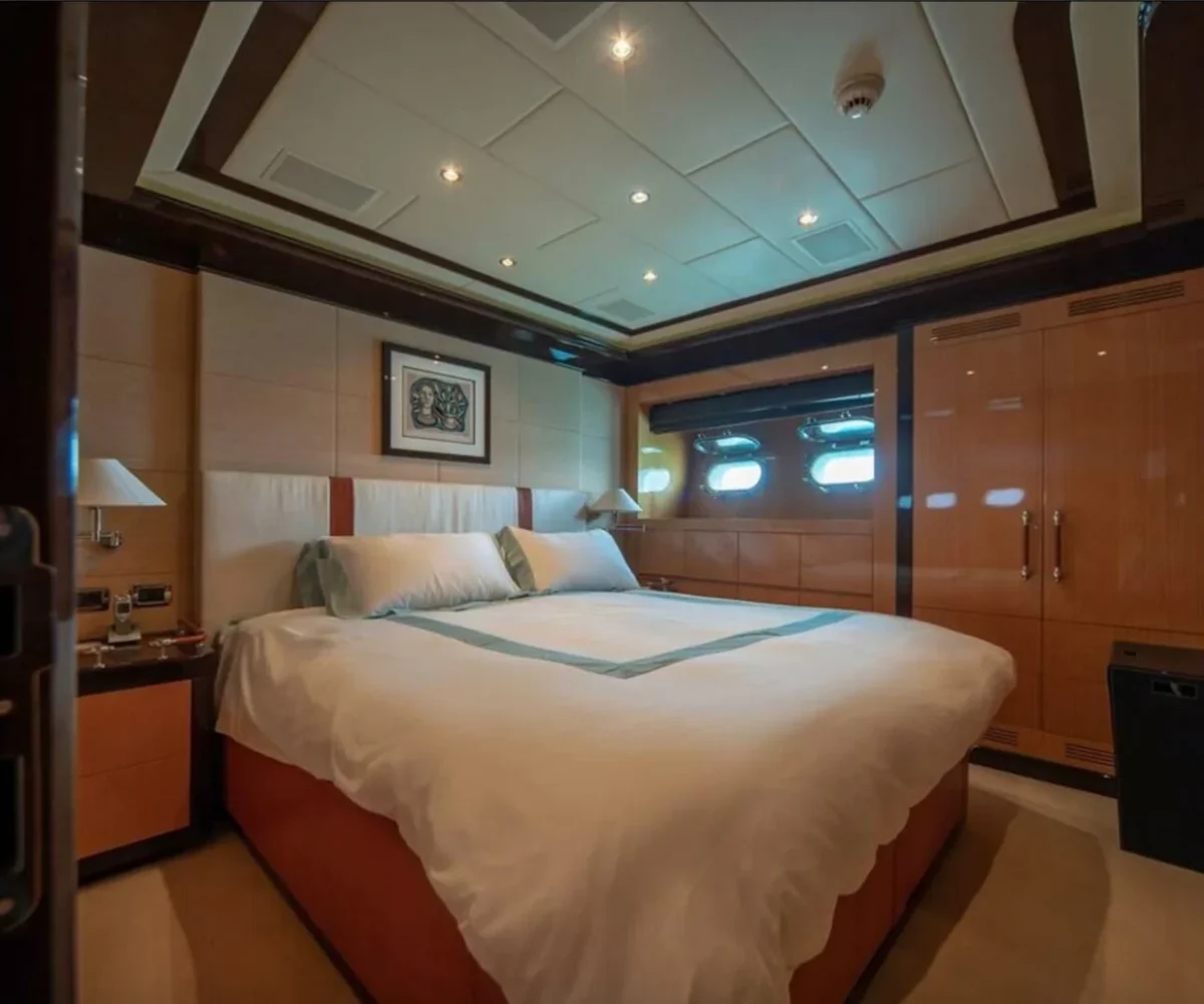 yachtImage_int_732_17238