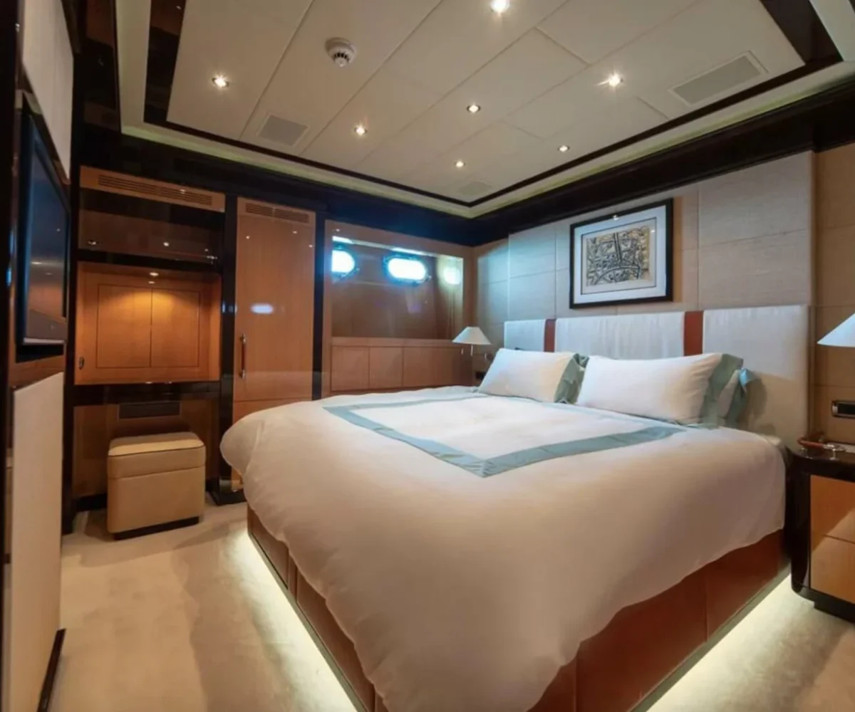 yachtImage_int_732_17240