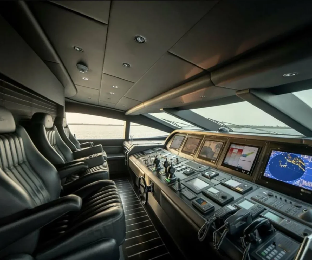 yachtImage_int_732_17242