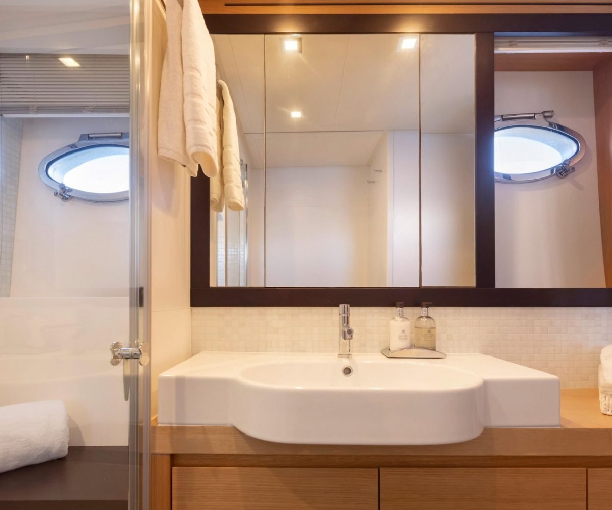 yachtImage_int_865_24381