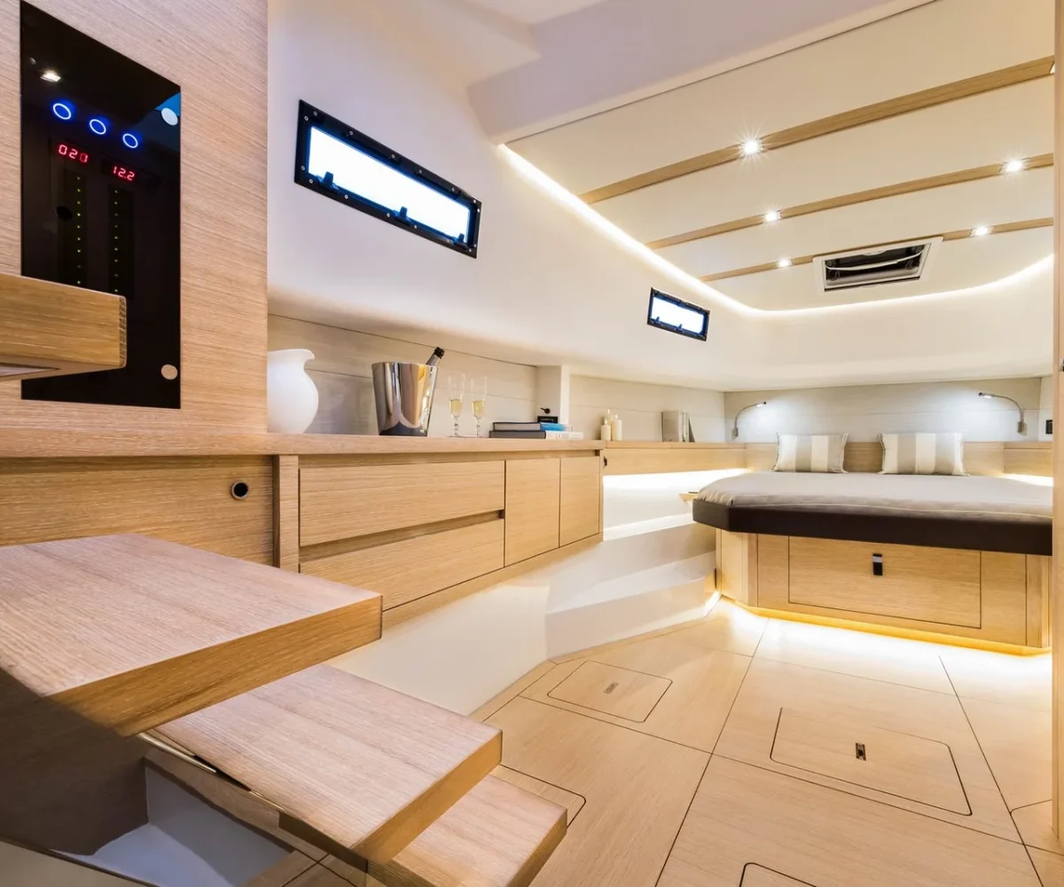 yachtImage_int_963_24916