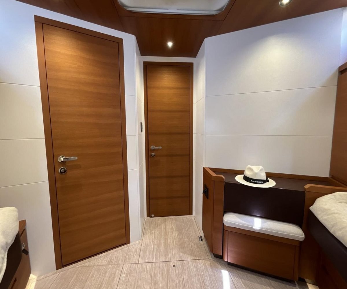 yachtImage_int_966_25113