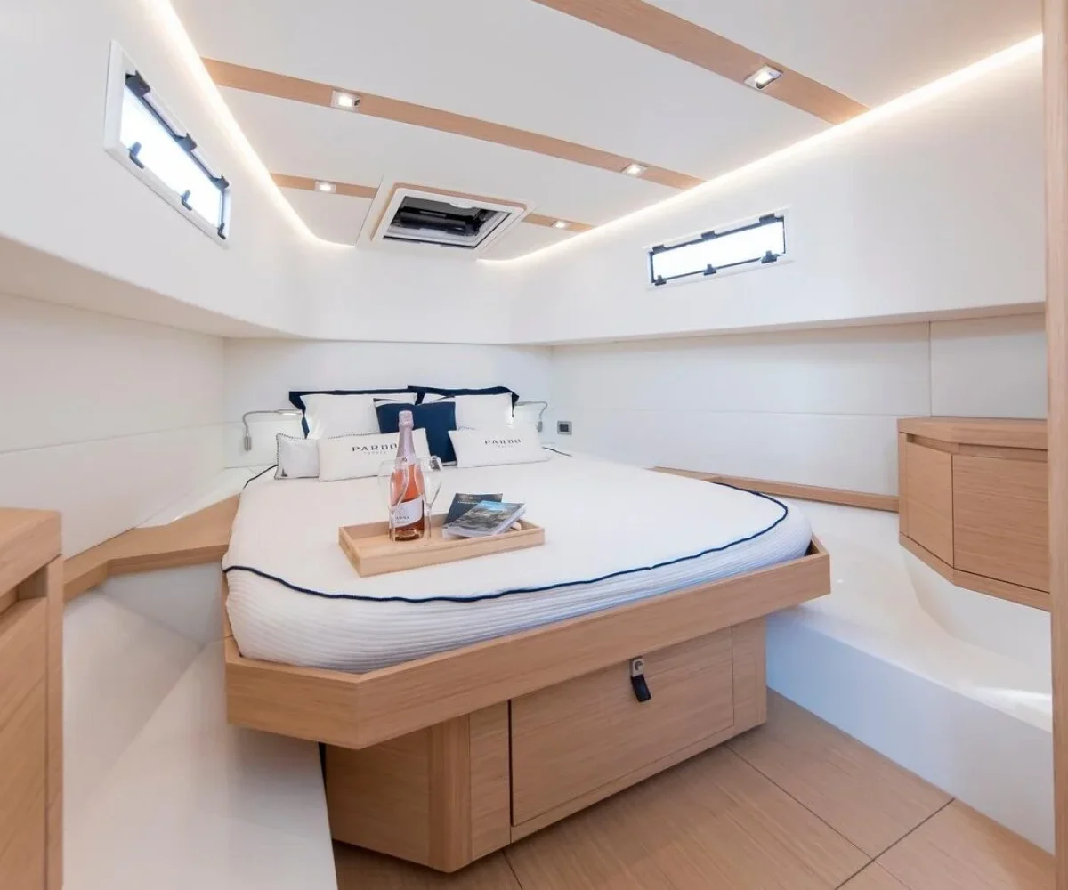 yachtImage_int_981_25562-e1732024426680